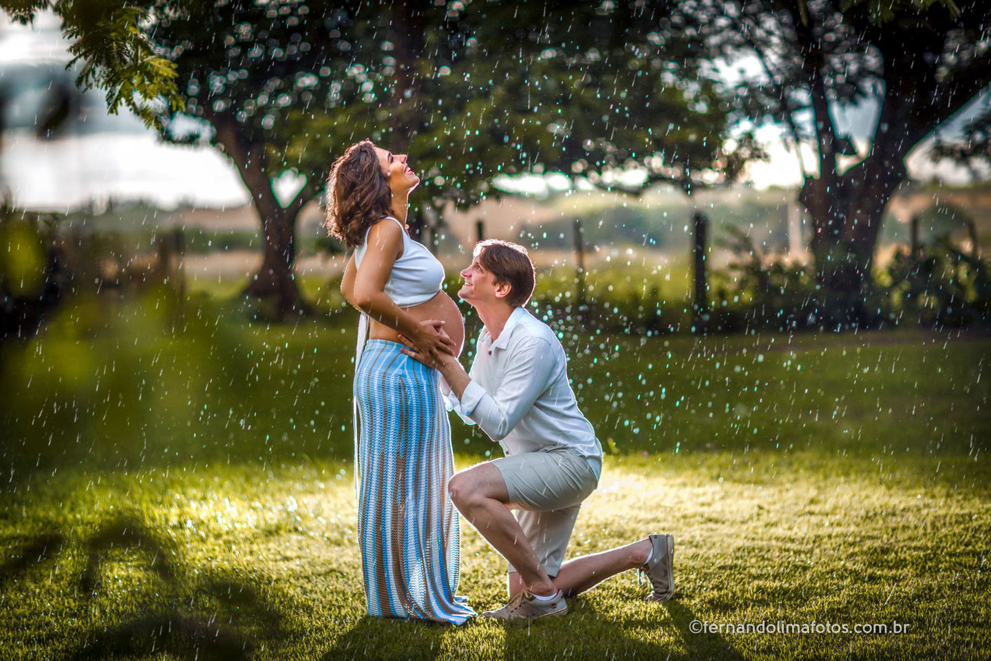 Esperando Lucca na chuva