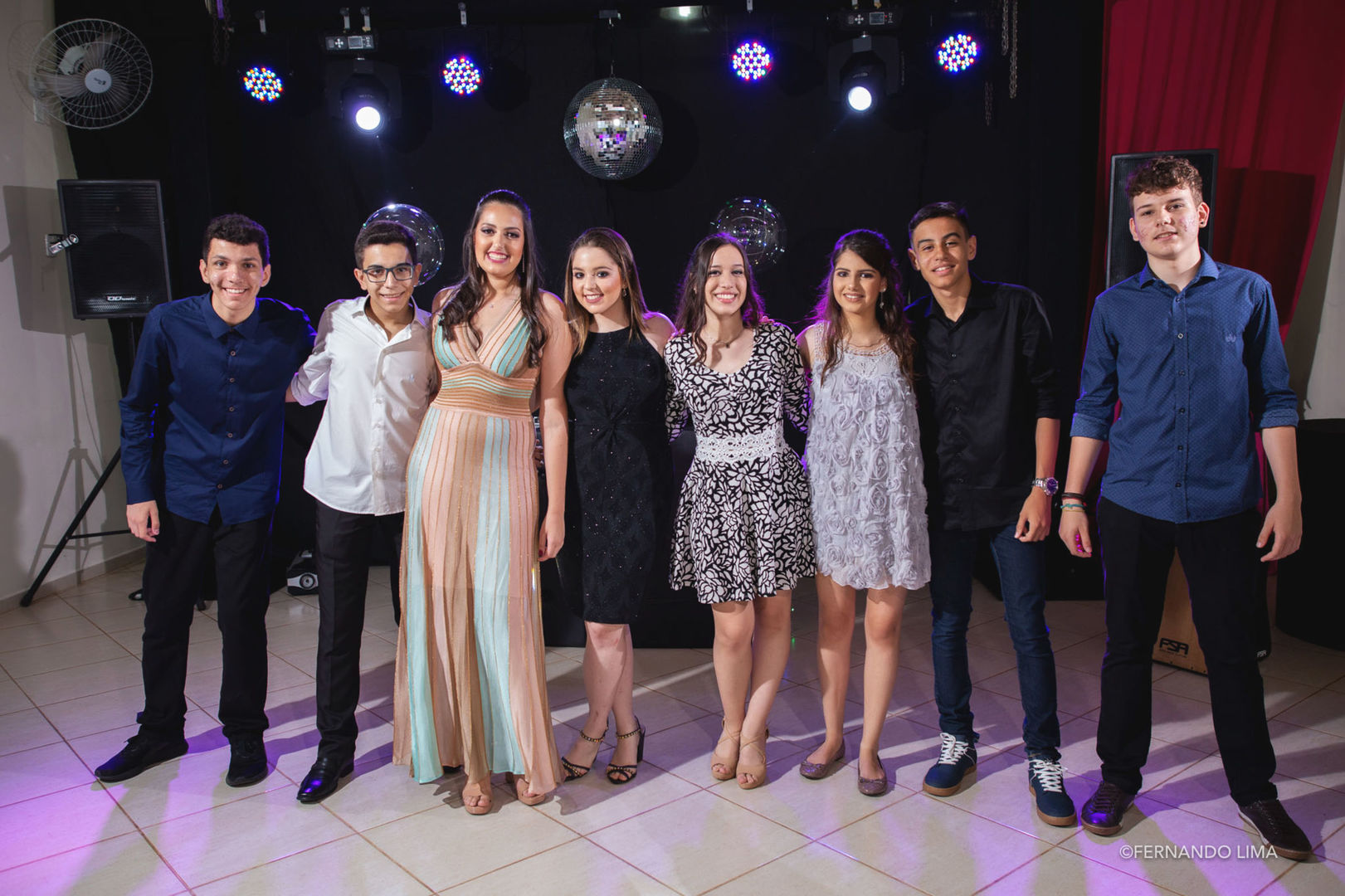 Foto Debutante Gisele, fazendo a festa com os amigos. Foto Debutante Gisele, fazendo a festa com os amigos. - Imagem 17