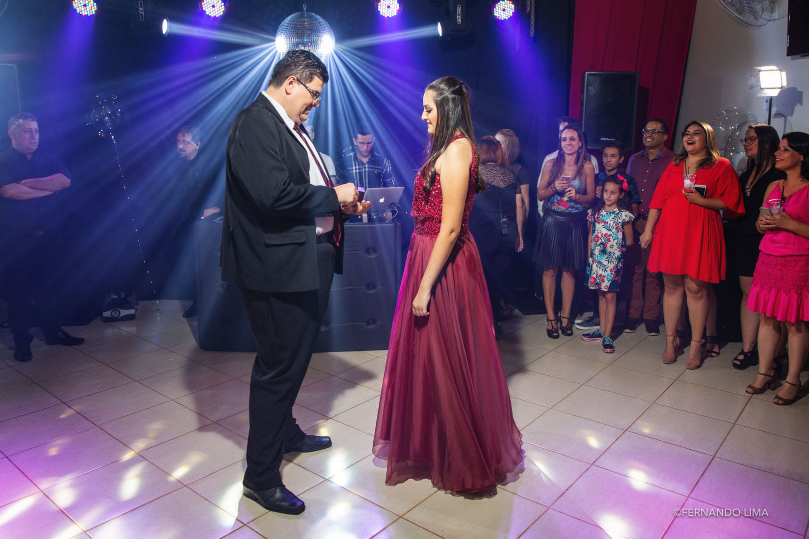 Foto Debutante Gisele, fazendo a festa com os amigos. Foto Debutante Gisele, fazendo a festa com os amigos. - Imagem 19