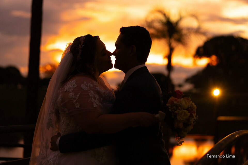 CASAMENTO DE IZABELA E DIEGO: DO CLIMA CHUVOSO AO PÔR DO SOL INESQUECÍVEL NO PORTAL DO LAGO