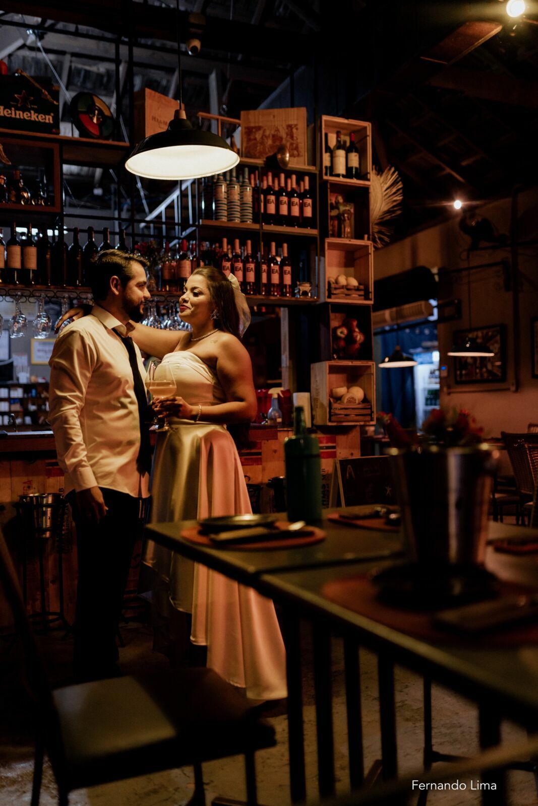 Foto Ensaio Pré-Wedding Boêmio em Bar Rústico em Araçatuba Foto Ensaio Pré-Wedding Boêmio em Bar Rústico em Araçatuba - Imagem 9